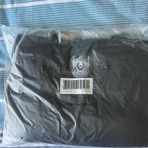 NWT VS Quilted Tote in Black - Picture 6 of 7